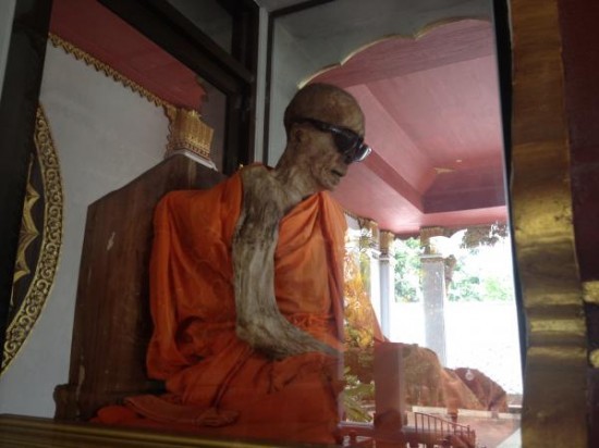 Nhục thân bất hoại của ngài Loung Pordaeng ảnh 1 Nhuc than 1.jpg