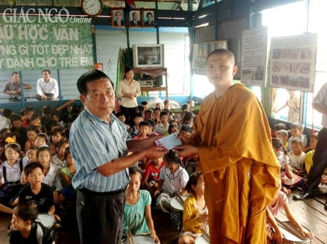 “Trái tim Biển Hồ” chia sẻ với đồng bào Việt ảnh 1 nhansinh1.jpg