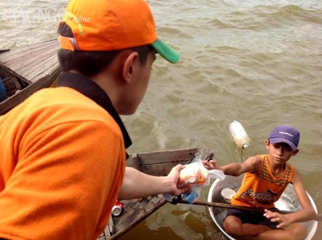 “Trái tim Biển Hồ” chia sẻ với đồng bào Việt ảnh 2 nhansinh3.jpg