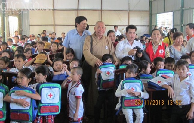 Chùa Huyền Trang, Giác Nguyên tặng quà từ thiện ảnh 2 TTT (3).jpg