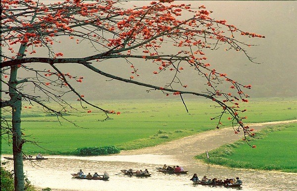 Trục du lịch tâm linh “hội tụ kỷ lục” ảnh 2 suoiyen_chuahuong.jpg