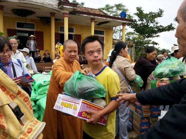 Chia sẻ yêu thương ở các tỉnh miền Trung ảnh 1 q binh.jpg