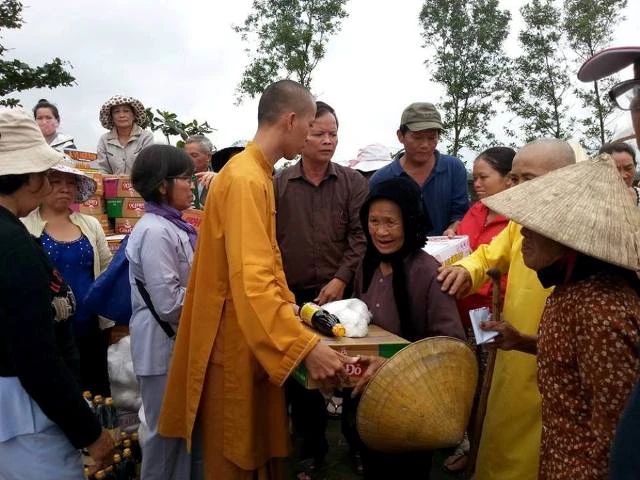 Chia sẻ yêu thương ở các tỉnh miền Trung ảnh 3 q ngai.jpg