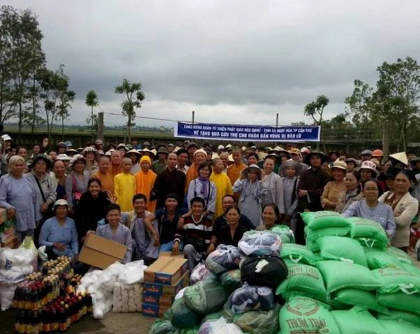 Chia sẻ yêu thương ở các tỉnh miền Trung ảnh 2 q tri.jpg