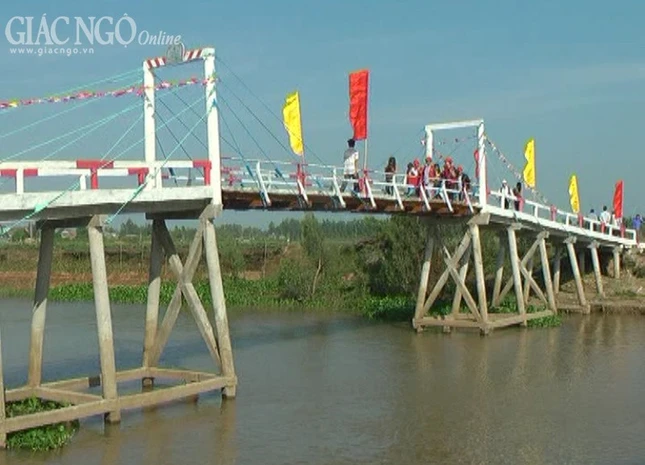 Khanh thanh cau Hiep Binh - Trao tang qua cho nguoi ngheo 1.jpg