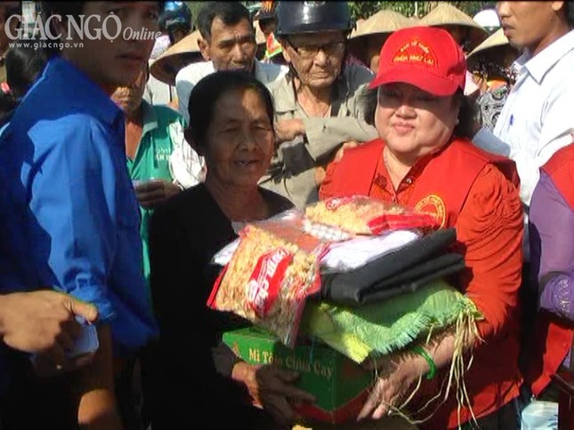 Chùa Như Lai vận động xây cầu tại Đồng Tháp ảnh 3 Khanh thanh cau Hiep Binh - Trao tang qua cho nguoi ngheo.jpg