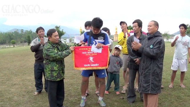 Chùa Hà Tân tổ chức cho thanh niên thi đá bóng ảnh 3 anh 6.jpg