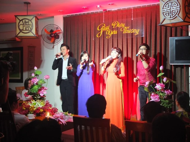 nhung ca si da tham gia hat tai Phong Tra.JPG