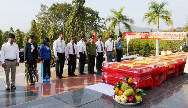 Cầu siêu 18 liệt sĩ quân tình nguyện ảnh 2 congthi2.jpg