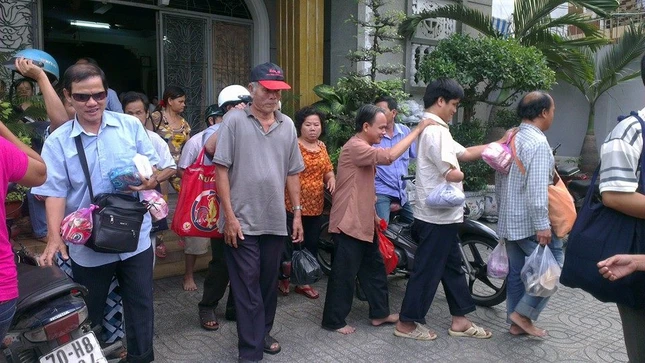 nguoi khiem thi 1.jpg