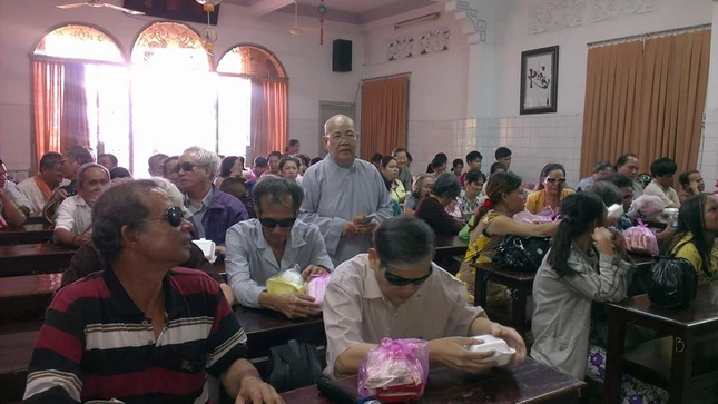 nguoi khiem thi 2.jpg