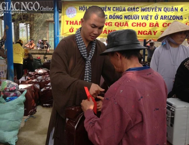 Tặng 500 phần quà đến đồng bào ảnh hưởng vùng lũ ảnh 1 GN.jpg