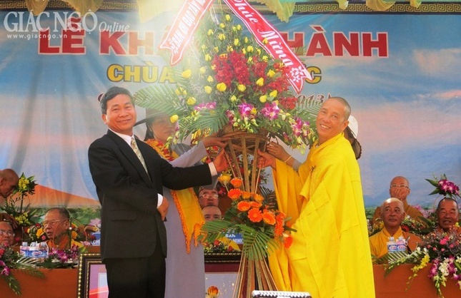 IMG_0739_ong Truong Van ty Vu truong vu ton giao dan toc Ban chi dao tay nguyen tang hoa chuc mung.jpg