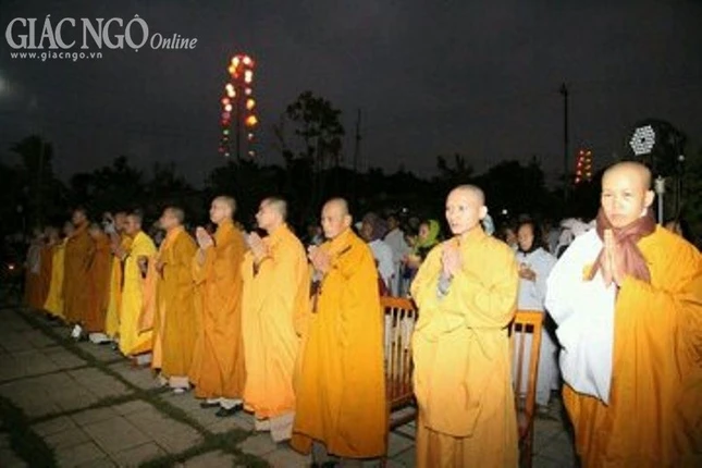 Chùa Linh Sơn tổ chức pháp hội hoa đăng Di Đà ảnh 1 phap hoi1.jpg