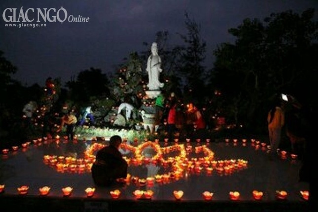 Chùa Linh Sơn tổ chức pháp hội hoa đăng Di Đà ảnh 2 phap hoi2.jpg