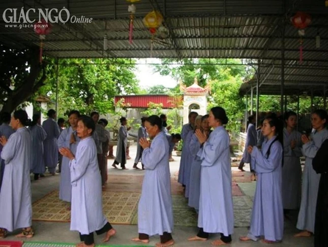 Nghệ An: Phật tử về chùa An Thái thọ Bát quan trai ảnh 1 Phat tu kinh hanh.jpg