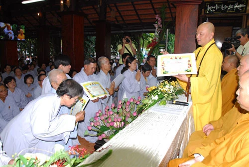 trao bằng tuyên dương.JPG