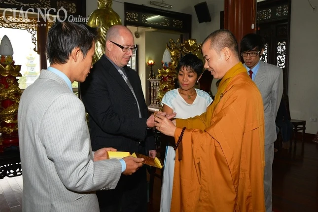 Chú rể Mỹ, cô dâu Việt hằng thuận tại chùa Bà Đa ảnh 3 hang thuan07.jpg