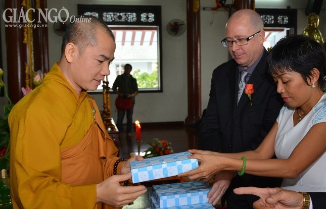 Chú rể Mỹ, cô dâu Việt hằng thuận tại chùa Bà Đa ảnh 4 hang thuan11.jpg