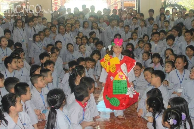 Be bieu dien thoi trang Bao Li Xi (1).jpg