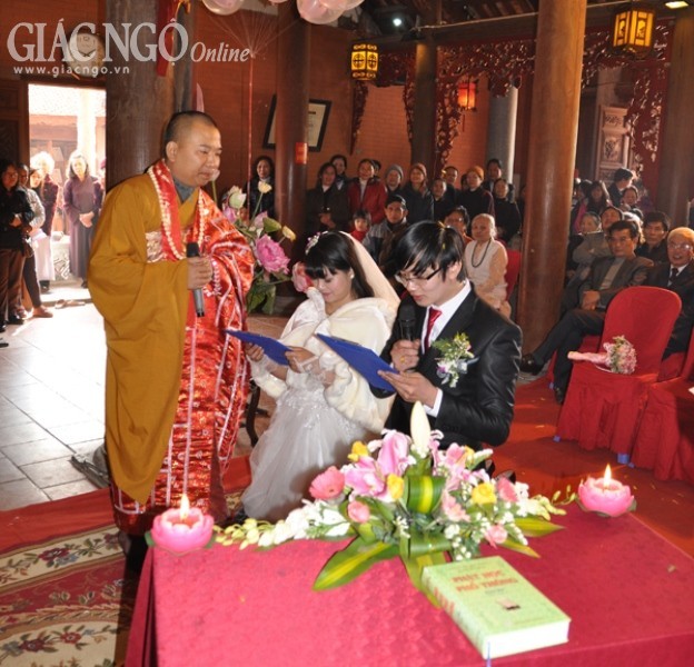 Hai bạn trẻ người Tày hằng thuận tại chùa Thành ảnh 4 hang thuan03.jpg