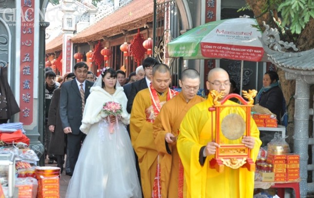 Hai bạn trẻ người Tày hằng thuận tại chùa Thành ảnh 1 hang thuan11.jpg