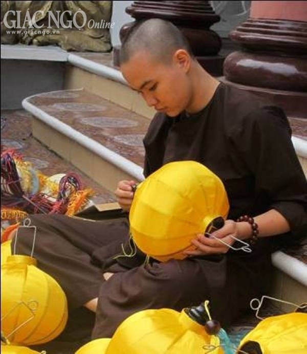Chùa làm lồng đèn, kết kẹo hoa sen đón Tết ảnh 1 Giachue1.jpg