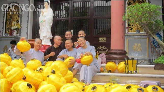 Chùa làm lồng đèn, kết kẹo hoa sen đón Tết ảnh 4 Giachue5.jpg