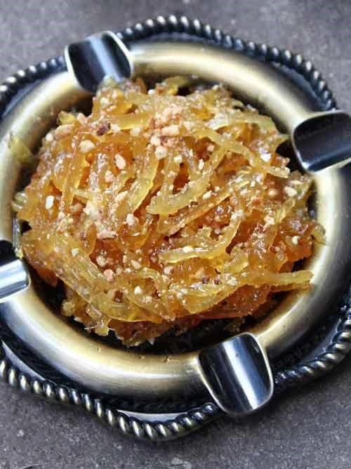 Khác với món mứt gừng khô truyền thống, mứt gừng dẻo còn có vị chua giòn của dứa nên ít ngọt hơn và lạ miệng hơn.