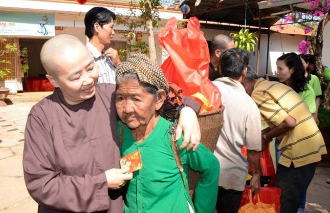 Bước Chân Sen đi gieo mùa xuân nhân tuổi lên 3 ảnh 1 Tang niem vui.jpg