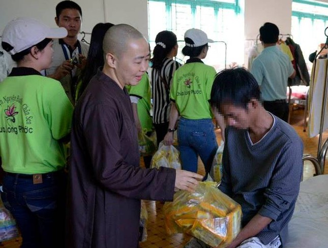 Bước Chân Sen đi gieo mùa xuân nhân tuổi lên 3 ảnh 2 Tham hoi benh nhan AIDS.jpg