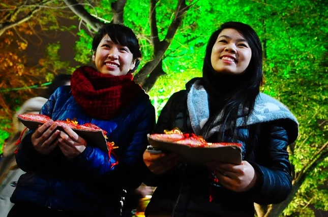 Sau thời khắc giao thừa, rất nhiều người bán muối may mắn ở các điểm vui chơi. Ảnh: Hoàng Hà.