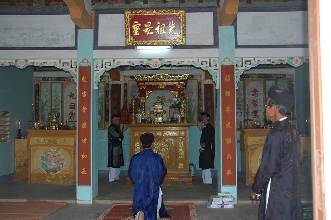 Anh 2_Hoanh Phi treo o nha tho ho Hoang.JPG