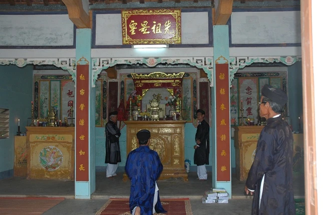 Anh 2_Hoanh Phi treo o nha tho ho Hoang.JPG