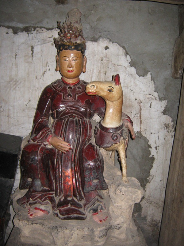 a7_ ma dau quan am o chua Cat Que.JPG