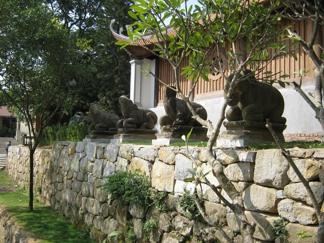 a8_hang thu da truoc chinh dien chua Phat tich2.jpg