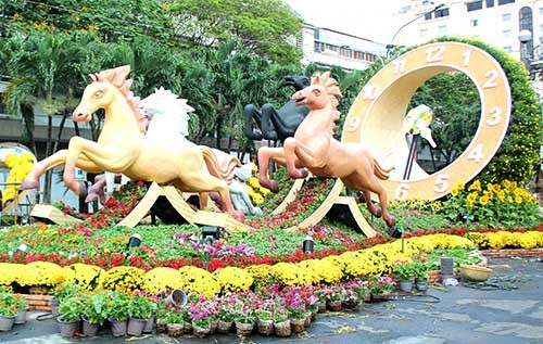 Ngắm đường hoa Nguyễn Huệ trước giờ khai mạc ảnh 1 - 1