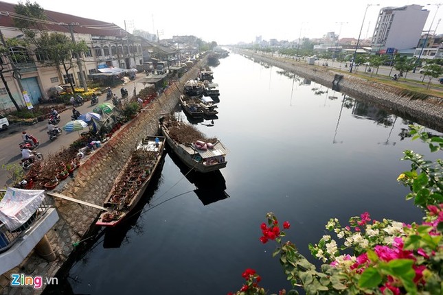 Chợ hoa Tết "Trên bến dưới thuyền" là nét văn hóa đặc sắc, truyền thống của người dân Sài Gòn được tổ chức hằng năm dọc tuyến kênh Tàu Hủ - Bến Nghé (đường Bến Bình Đông, quận 8, TP.HCM).