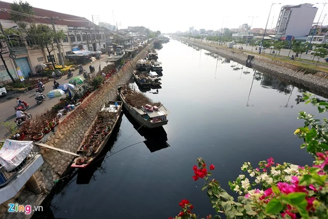 Chợ hoa Tết "Trên bến dưới thuyền" là nét văn hóa đặc sắc, truyền thống của người dân Sài Gòn được tổ chức hằng năm dọc tuyến kênh Tàu Hủ - Bến Nghé (đường Bến Bình Đông, quận 8, TP.HCM).