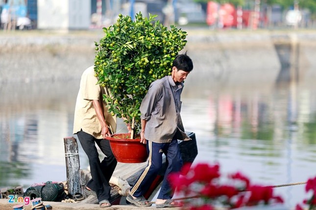 Những ngày này, hàng trăm tàu, thuyền từ miền sông nước các tỉnh miền Tây như Cần Thơ, Bến Tre, Long An, Đồng Tháp, Tiền Giang, An Giang... tấp nập đổ về khiến không khí Tết vô cùng nào nhiệt.