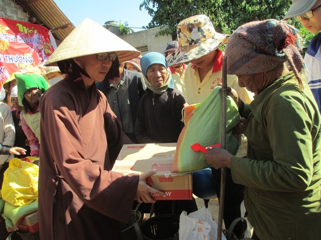 Tết người già ấm áp tình thương ảnh 1 LAK3.jpg