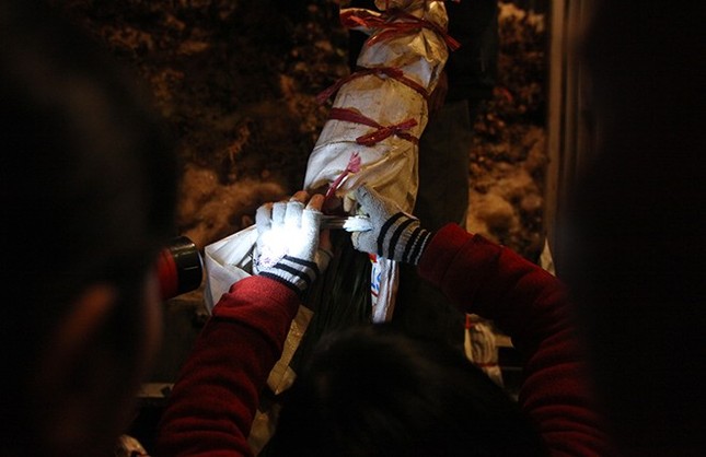 “Hai vợ chồng tôi có mặt tại chợ từ hơn 22h để chọn hoa mang về Phú Thọ cho kịp phiên chợ sáng. Năm nào cũng vậy thời điểm này tôi lại kinh doanh hoa để kiếm đồng ra đồng vào tiêu Tết”. Chị Lâm vừa cười vừa nói.