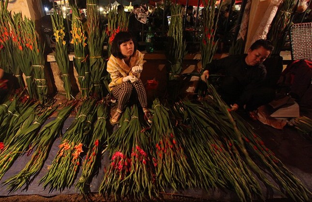 Không chỉ có những xe hoa bán buôn mà nhiều người dân dải hoa bán tại chỗ cho người mua lẻ, giá thành cũng chỉ hơn kém 10.000 - 20.000 đồng/chục.