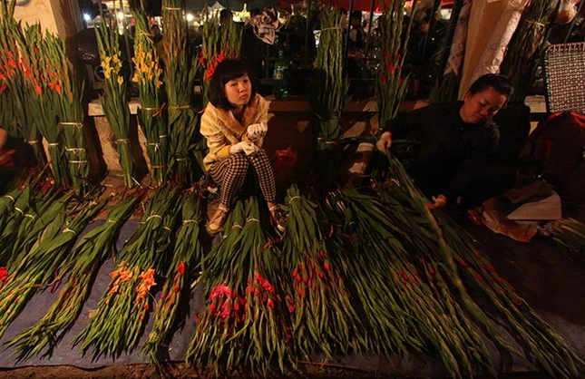 Không chỉ có những xe hoa bán buôn mà nhiều người dân dải hoa bán tại chỗ cho người mua lẻ, giá thành cũng chỉ hơn kém 10.000 - 20.000 đồng/chục.