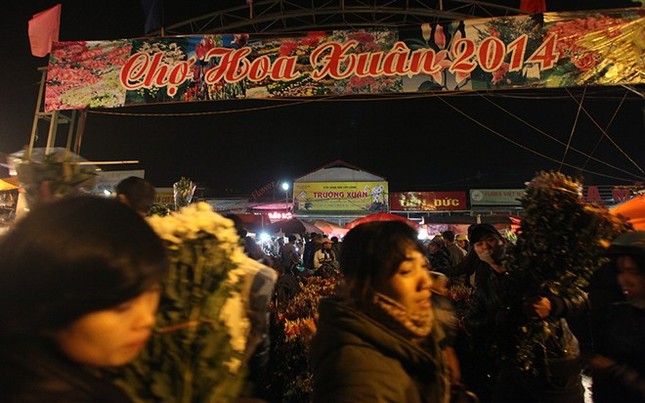 Chợ hoa Quảng An là nơi phân phối hoa cho toàn bộ thị trường Hà Nội. Những ngày giáp Tết không khí nơi đây nhộn nhịp cả ngày lẫn đêm.