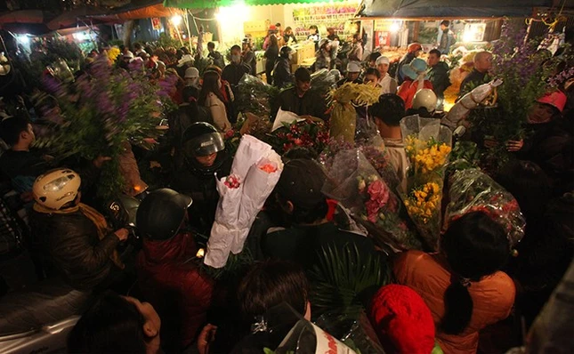 Do hầu như nhà nào cũng cần có hoa, nhu cầu lớn nên giá thành các loại hoa tăng hơn ngày thường.