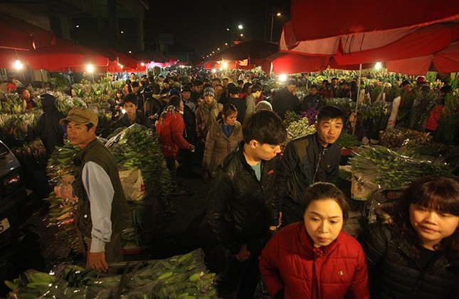 Nhiều người dân ở những tỉnh lân cận như Hải Dương, Hải Phóng, Hưng Yên... cũng tìm về chợ từ mờ sáng để mua về đổ buôn.