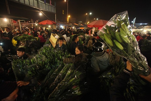 Những bông lay ơn, hồng, cúc, violet, ly…vẫn là loại hoa phổ biến và được ưa chuộng nhiều.