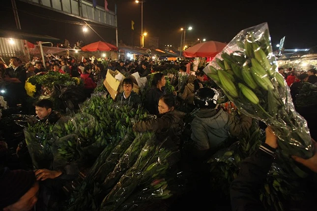 Những bông lay ơn, hồng, cúc, violet, ly…vẫn là loại hoa phổ biến và được ưa chuộng nhiều.