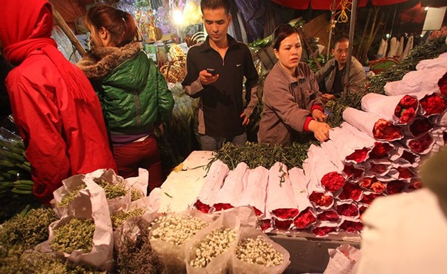 Giá thành so với Tết năm trước không có sự biến đổi lớn. Một chục cúc vàng 40.000 đồng, ngoài ra 500.000 đồng đến 800.000 đồng một chục hoa ly.